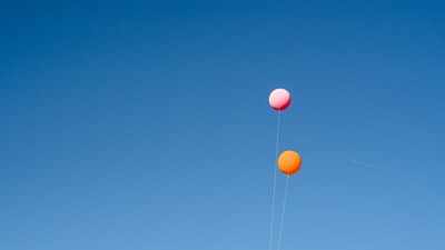 两个橙色和粉红色的气球